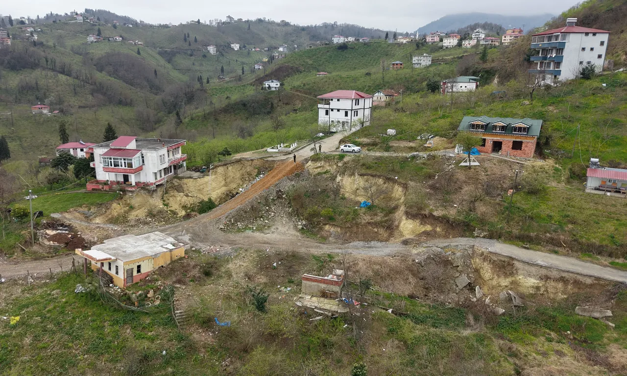 Bu mahallede evler kayıyor! Halk tedirgindi, devlet devreye girdi