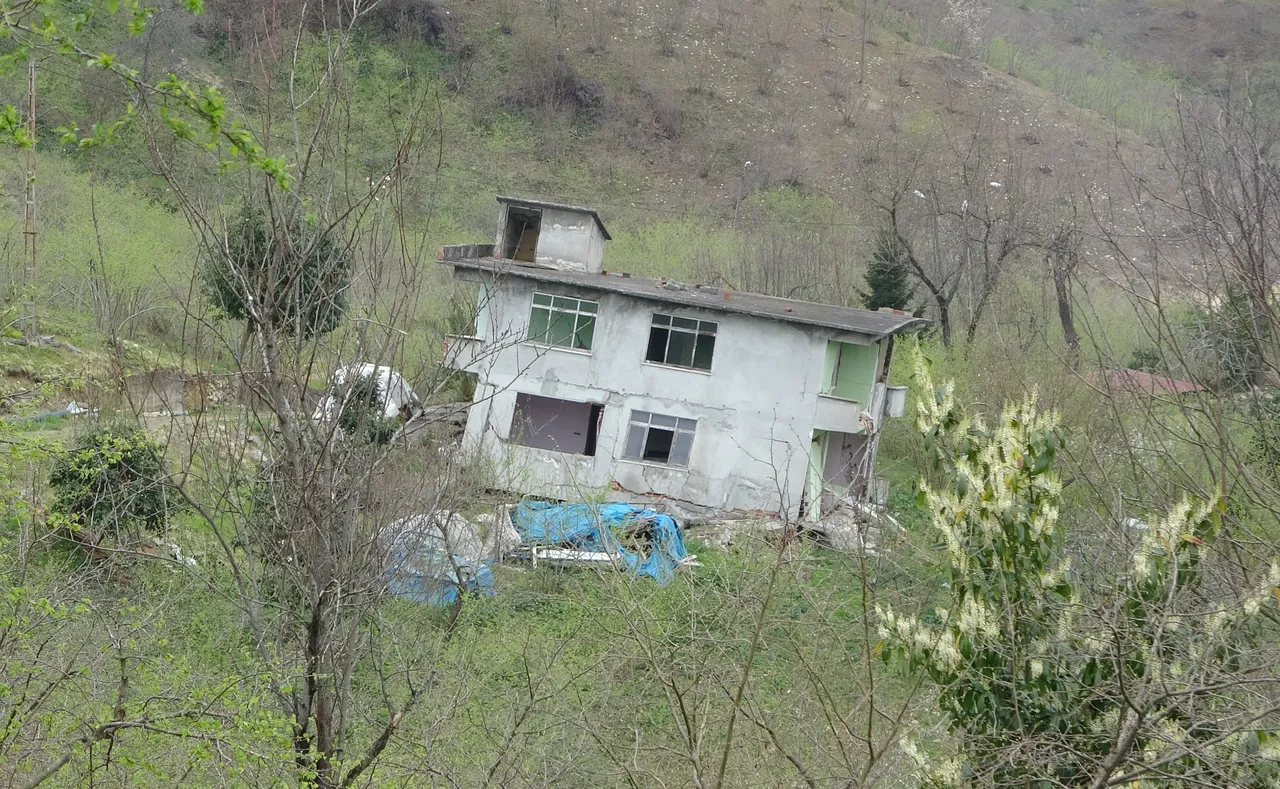 Bu mahallede evler kayıyor! Halk tedirgindi, devlet devreye girdi