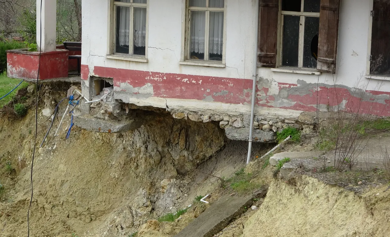 Bu mahallede evler kayıyor! Halk tedirgindi, devlet devreye girdi