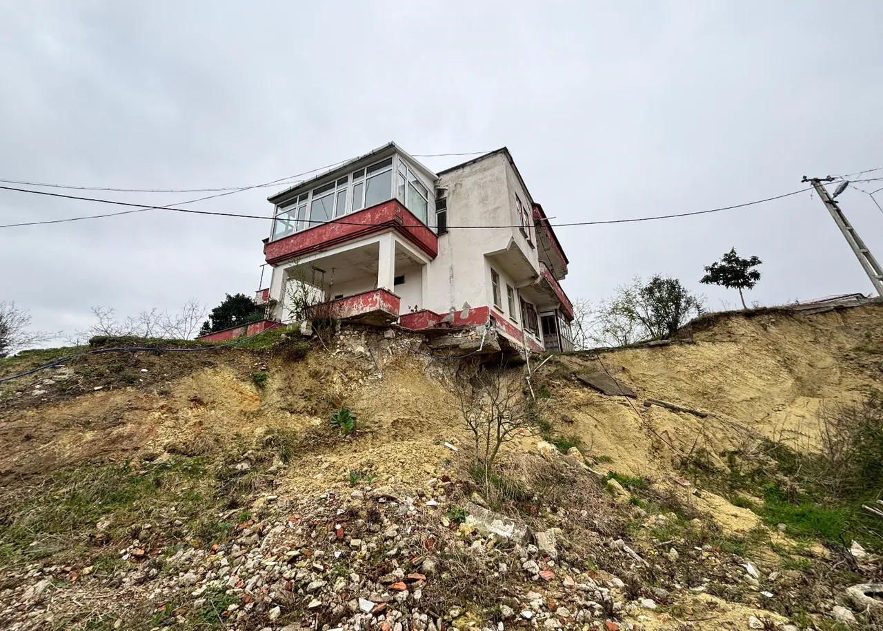 Bu mahallede evler kayıyor! Halk tedirgindi, devlet devreye girdi