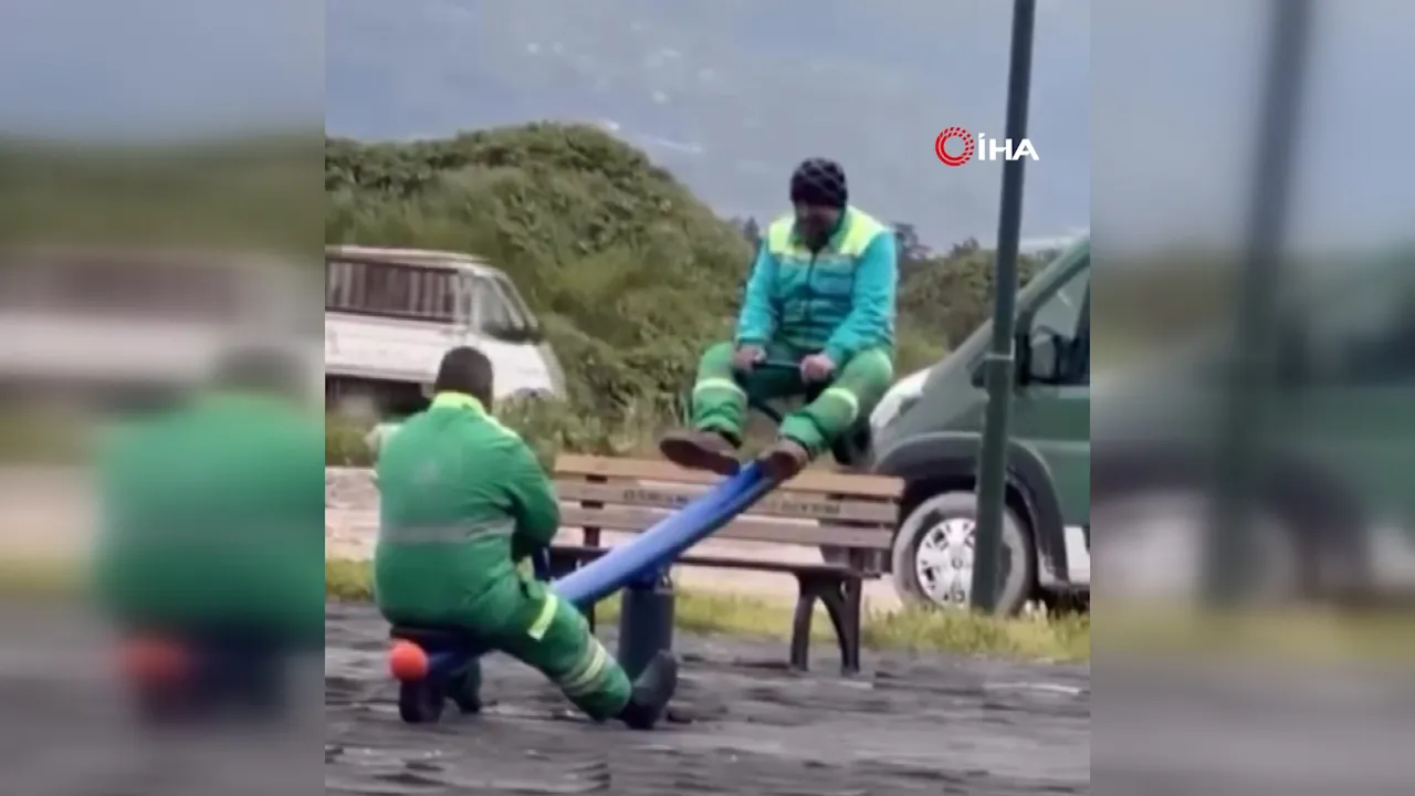 Bursa'da temizlik işçilerinin tahterevalli keyfi yüzleri gülümsetti! O anlar kamerada