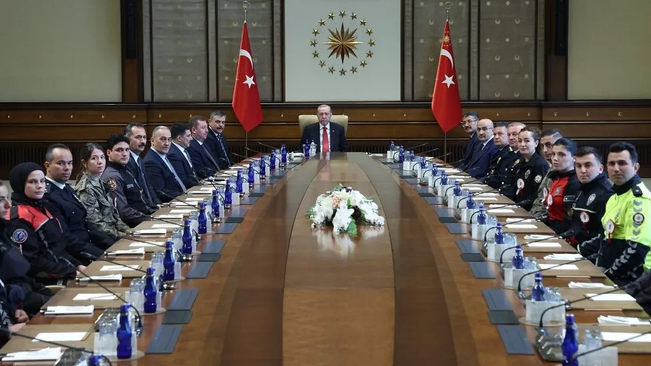 Cumhurbaşkanı Erdoğan'dan polislere teşekkür! "Ülkemiz güvenli liman oldu"