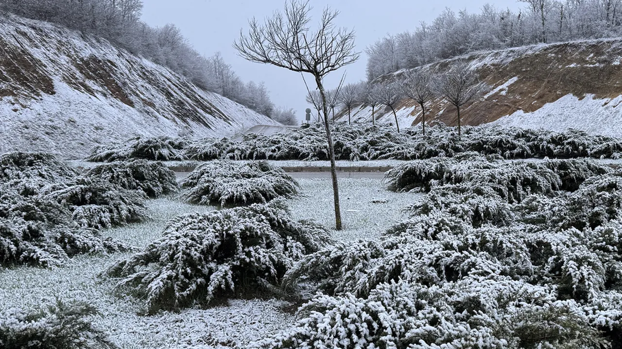 Doğudan batıya her yerde kar var! Nisanda kış sürprizi: Bakanlıktan kritik uyarı geldi