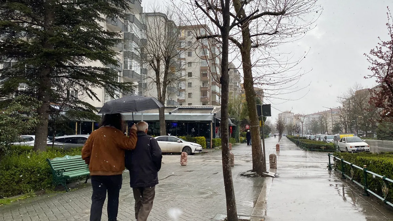Doğudan batıya her yerde kar var! Nisanda kış sürprizi: Bakanlıktan kritik uyarı geldi