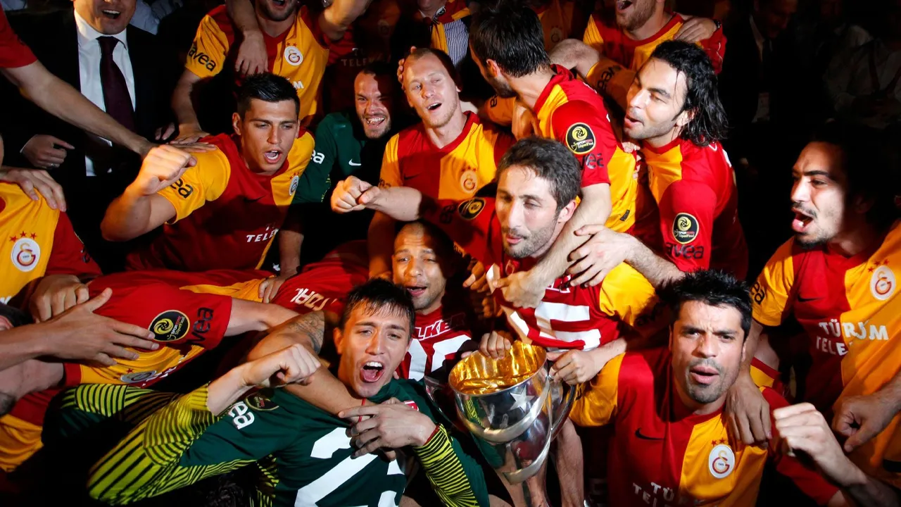 Galatasaray, 2011-2012 sezonunda elde ettiği şampiyonluk kupasını Kadıköy'de kaldırmıştı