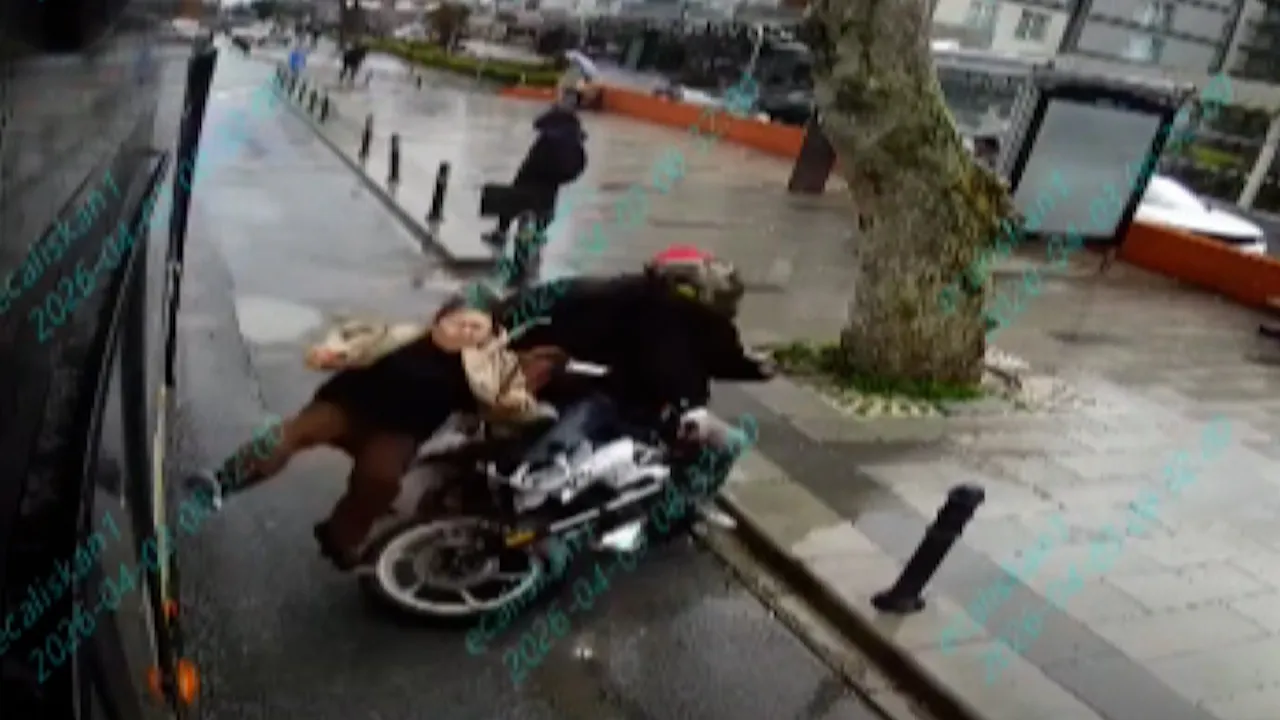 İETT otobüsünden inen yolcuya motosikletin çarptığı anlar kamerada