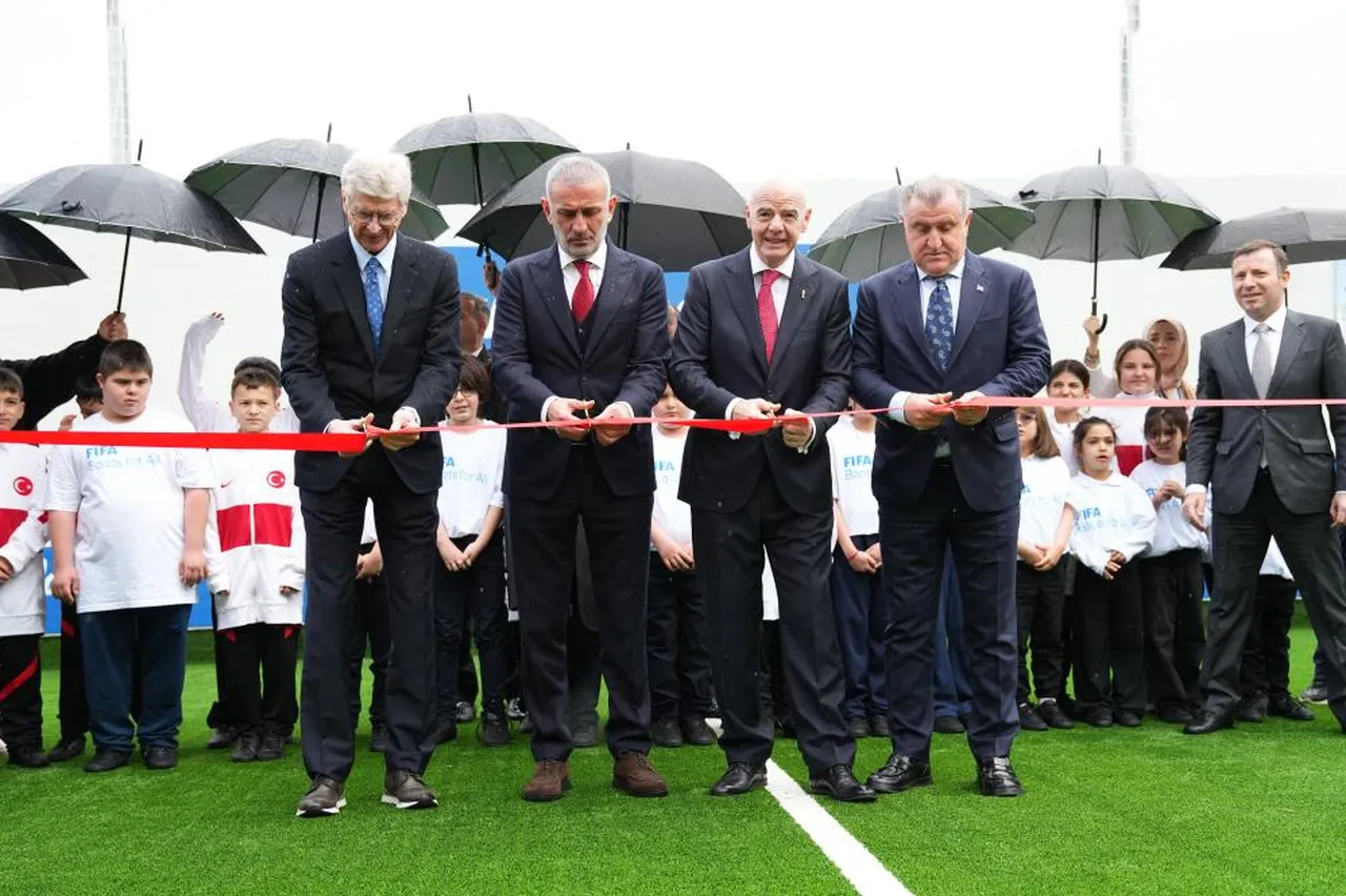 FIFA Arena projesi kapsamında Spor Toto Teşkilatı Ortaokulu'nda bitirilen sahanın açılışı yapıldı.