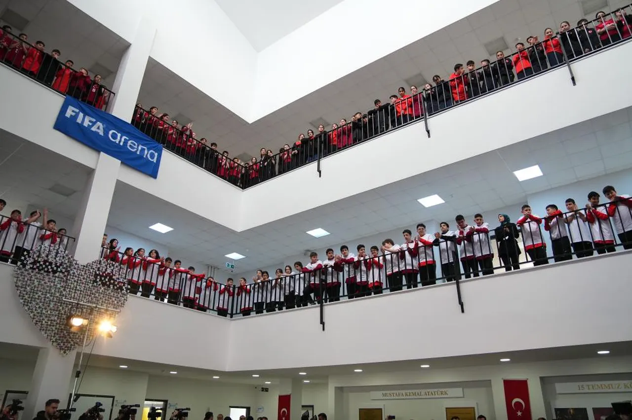 Açılış törenini öğrenciler de takip etti.