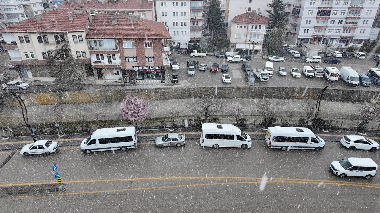 İstanbul'da sağanak ve dolu, Ankara'da kar! Nisan ortasında kış geri döndü