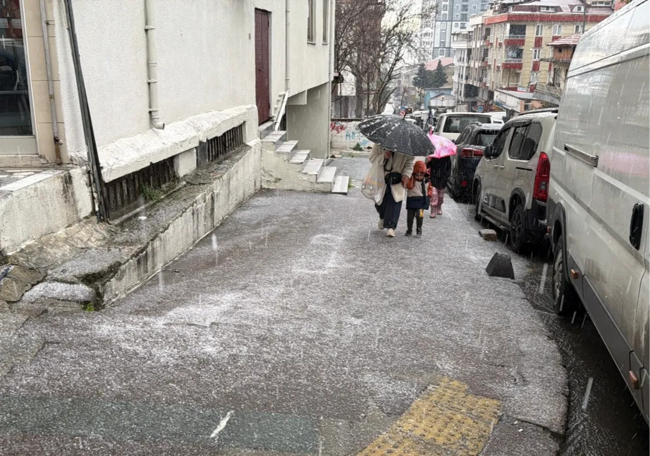 İstanbul'un bazı ilçelerinde sağanak ve dolu etkili oldu. Küçükçekmece'de dolu yağışı görüldü. ( Engin Zafer - Anadolu Ajansı )