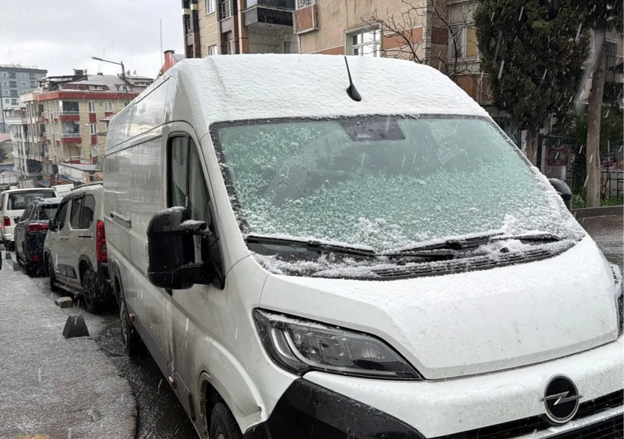 İstanbul'un bazı ilçelerinde sağanak ve dolu etkili oldu. Küçükçekmece'de dolu yağışı görüldü. ( Engin Zafer - Anadolu Ajansı )