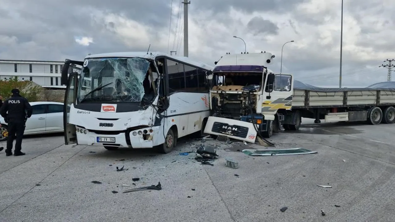 Karaman'da işçi servisi ile tır çarpıştı! Yaralılar var