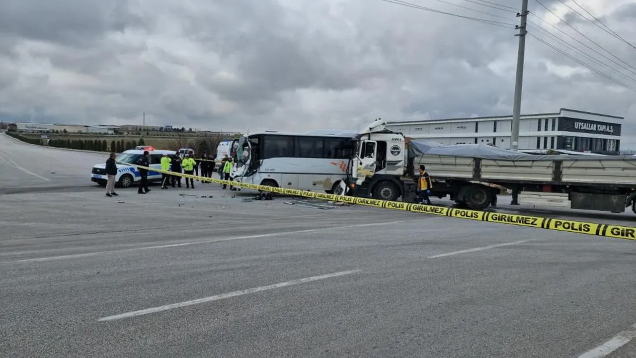 Karaman'da işçi servisi ile tır çarpıştı! Yaralılar var
