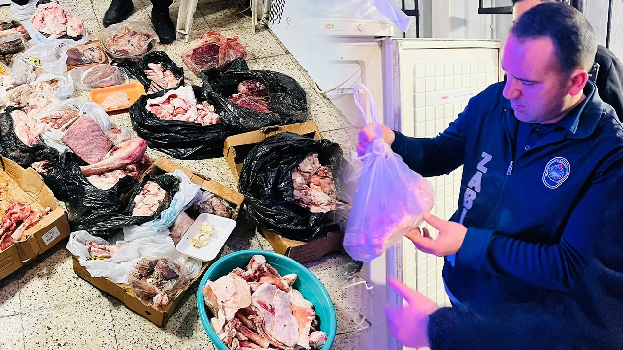 Kasapta mide bulandıran görüntü! Hepsini vatandaşa yedireceklerdi