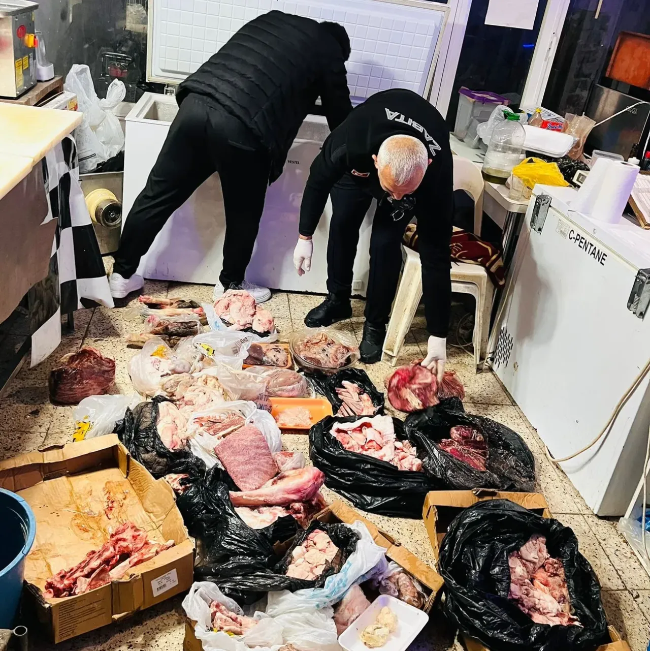 Kasapta mide bulandıran görüntü! Hepsini vatandaşa yedireceklerdi