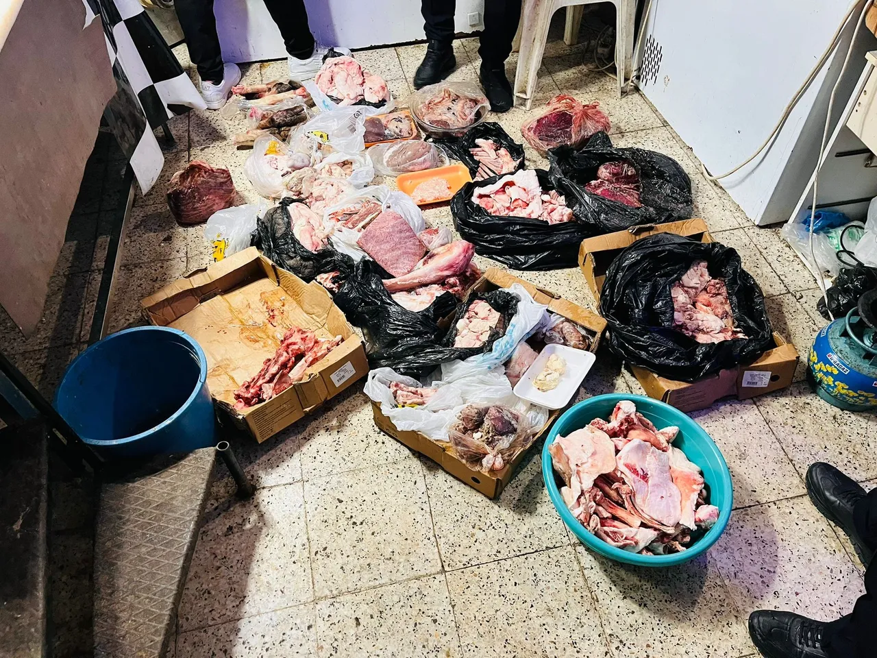 Kasapta mide bulandıran görüntü! Hepsini vatandaşa yedireceklerdi