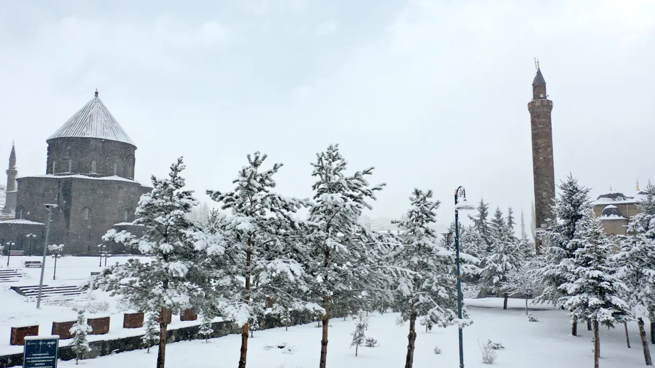 Kışın bile böylesi görülmedi! Meteoroloji peş peşe uyarı yayınladı: Kar kalınlığı 20 santimi aşacak