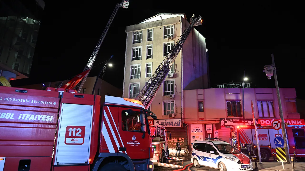 Küçükçekmece'de otel yangını!