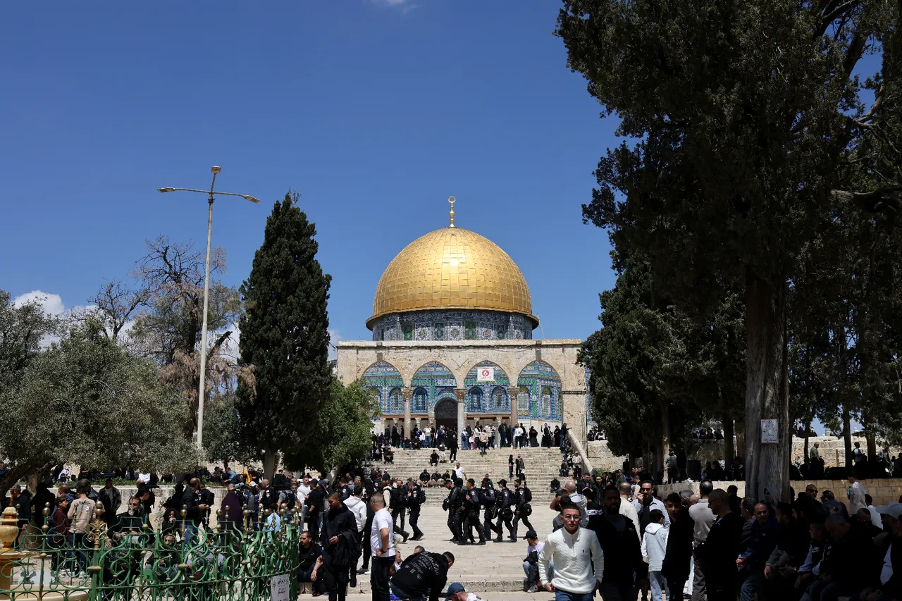 Mescid-i Aksa’da haftalar sonra ilk cuma namazı! Filistinliler akın etti