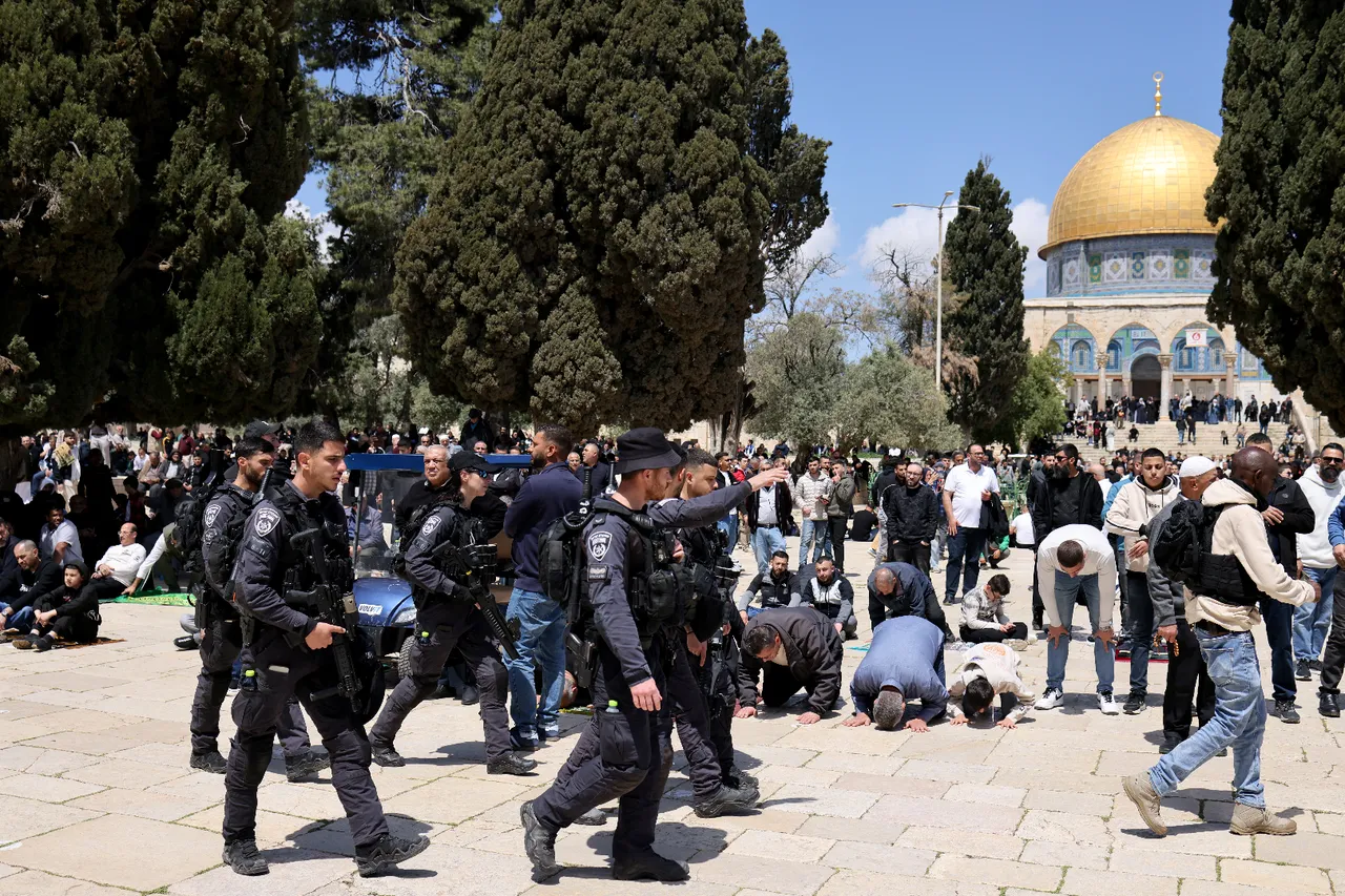 Mescid-i Aksa’da haftalar sonra ilk cuma namazı! Filistinliler akın etti
