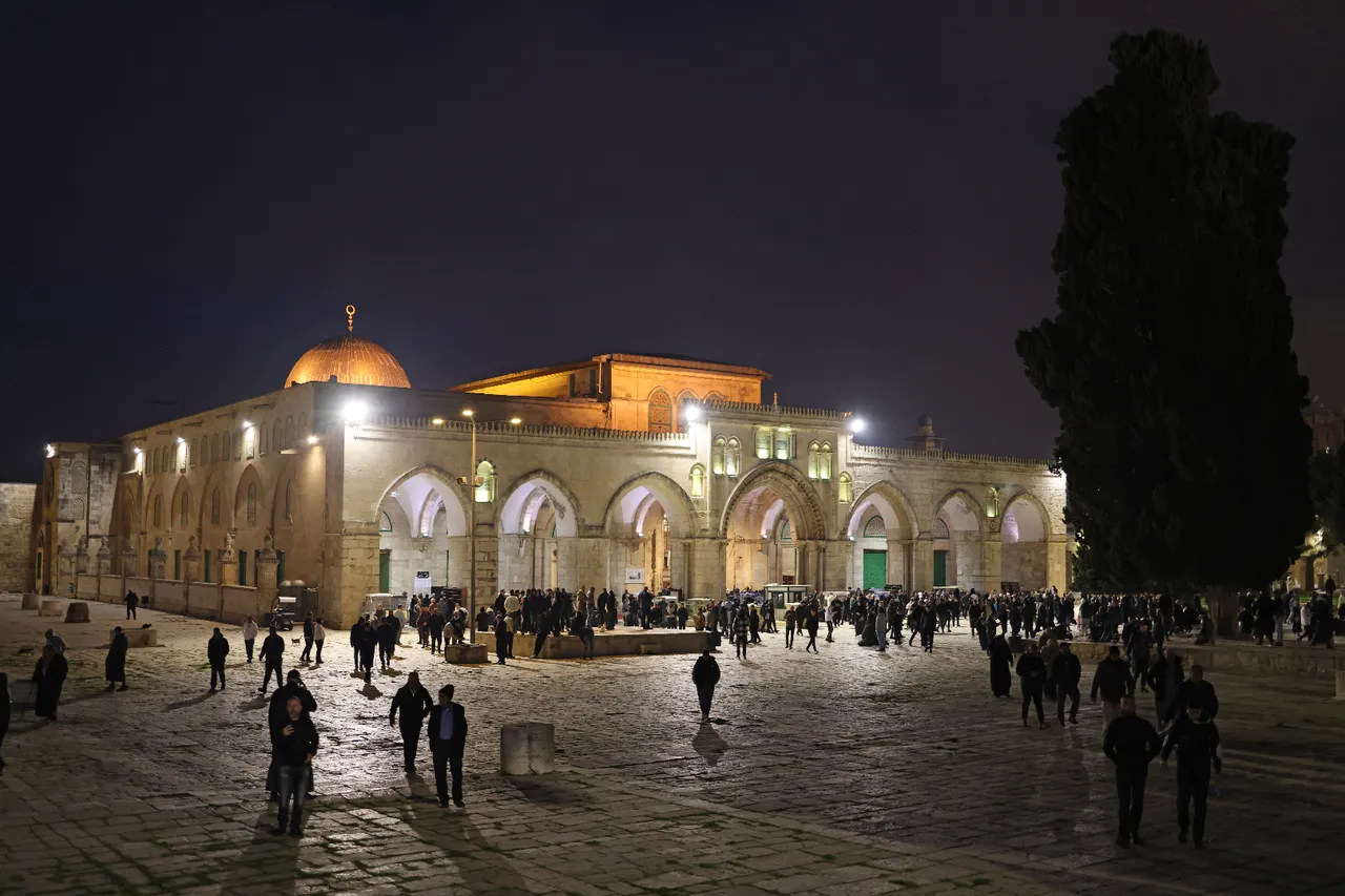 Mescid-i Aksa’da haftalar sonra ilk cuma namazı! Filistinliler akın etti
