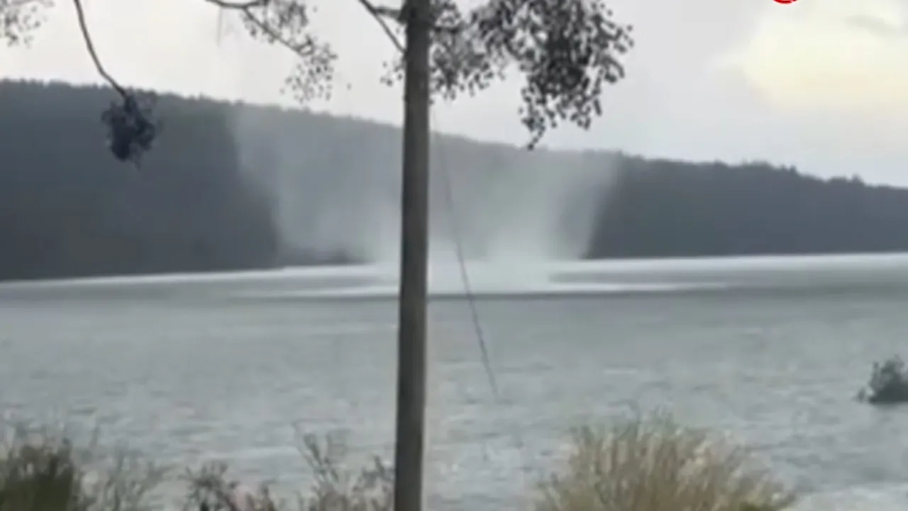 Osmaniye'de baraj üzerinde oluşan hortum cep telefonu kamerasına yansıdı