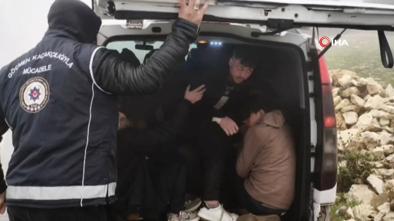 Polisten kaçamadılar! Hatay'da göçmen kaçakçılığı yapan 12 kişi cezaevine gönderildi