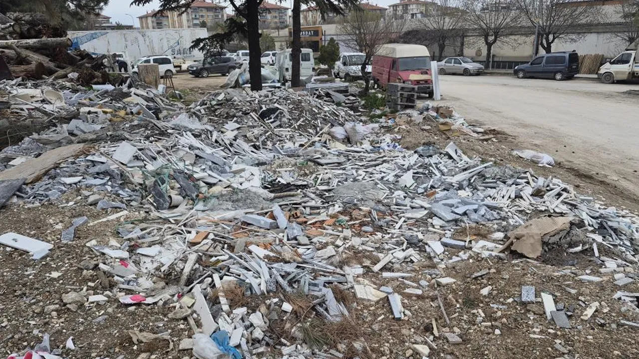 Sanayi sitesi çöplüğe döndü, boş araziler atıklarla doldu