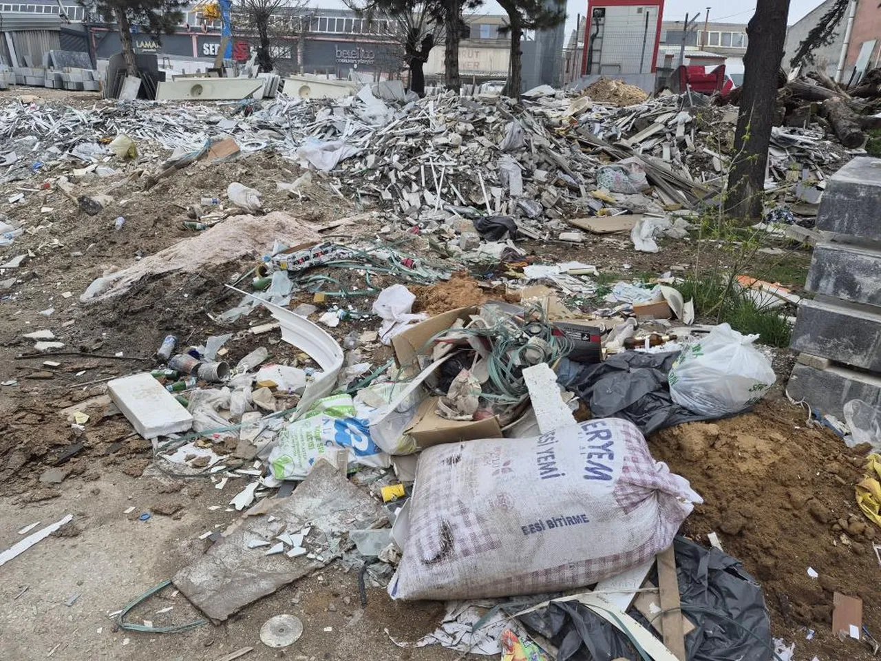 Sanayi sitesi çöplüğe döndü, boş araziler atıklarla doldu