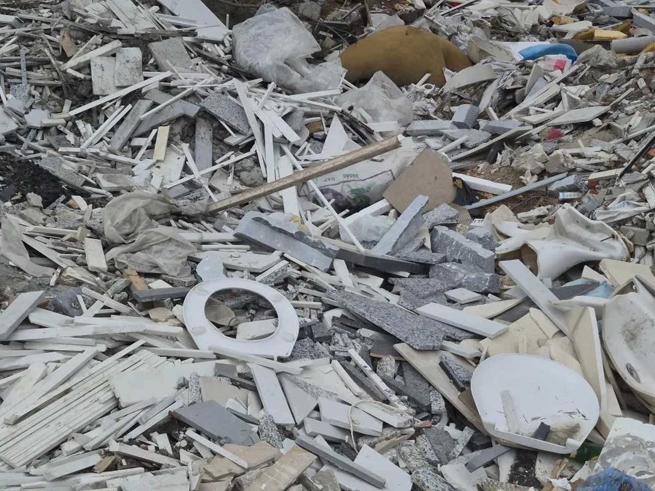 Sanayi sitesi çöplüğe döndü, boş araziler atıklarla doldu