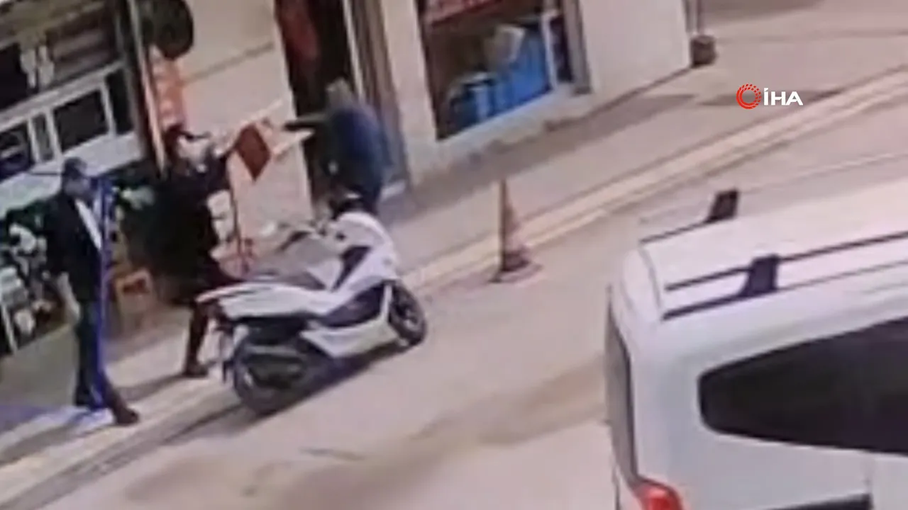 Sandalyeli savunma işe yaramadı! Adana'da bıçaklı saldırı güvenlik kamerasında