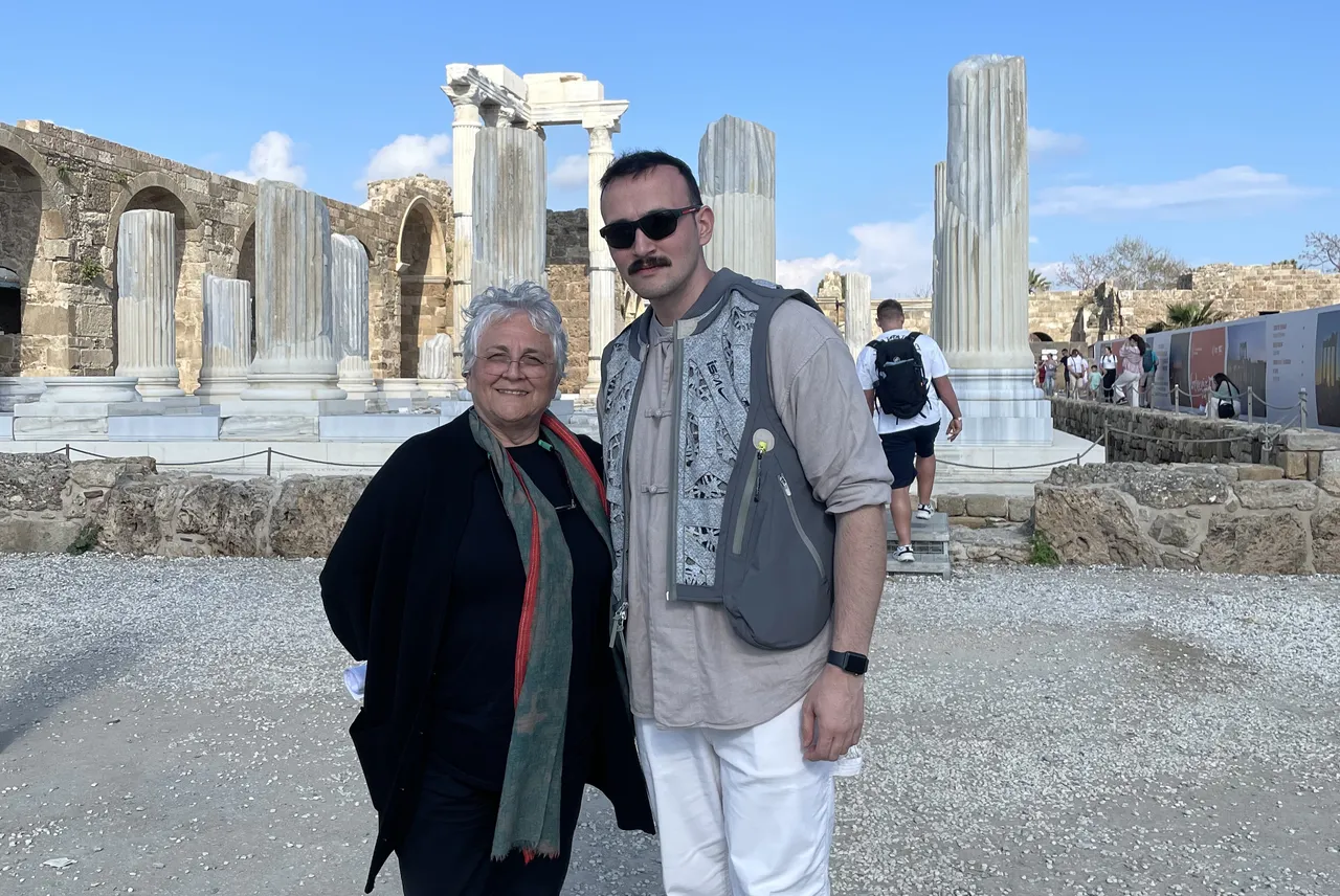 Side Antik Kenti kazıları başkanı Prof. Dr. Feriştah Alanyalı, gazeteci Koray Erdoğan ile birlikte röportaj sonrasında poz veriyor, 8 Nisan 2026. (Fotoğraf: Türkiye Gazetesi)