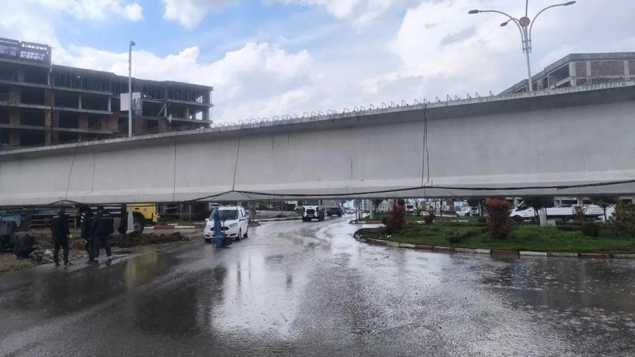 Siirt'te tıra yüklü 50 metrelik köprü kirişi kavşakta takılı kaldı