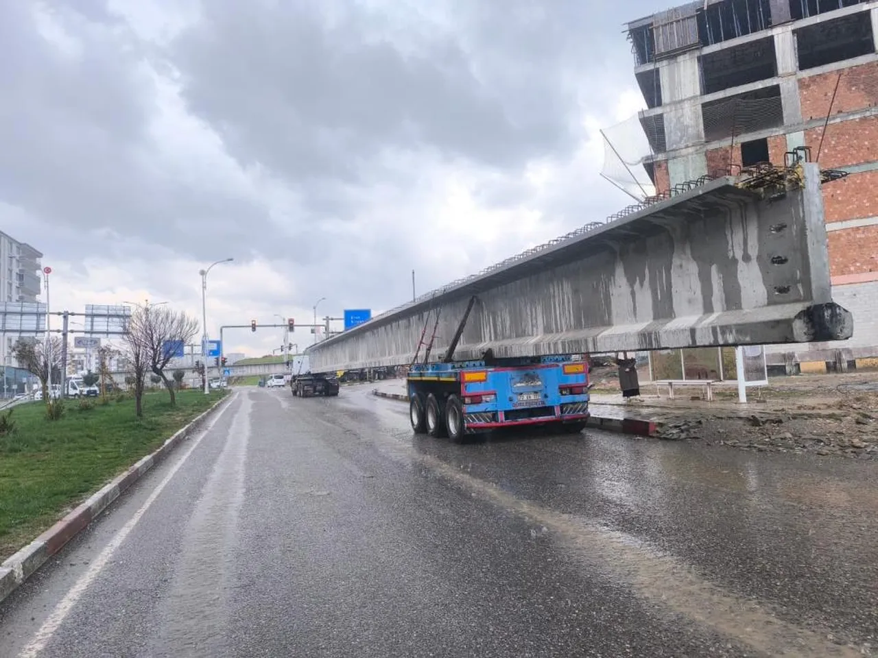 Siirt'te tıra yüklü 50 metrelik köprü kirişi kavşakta takılı kaldı