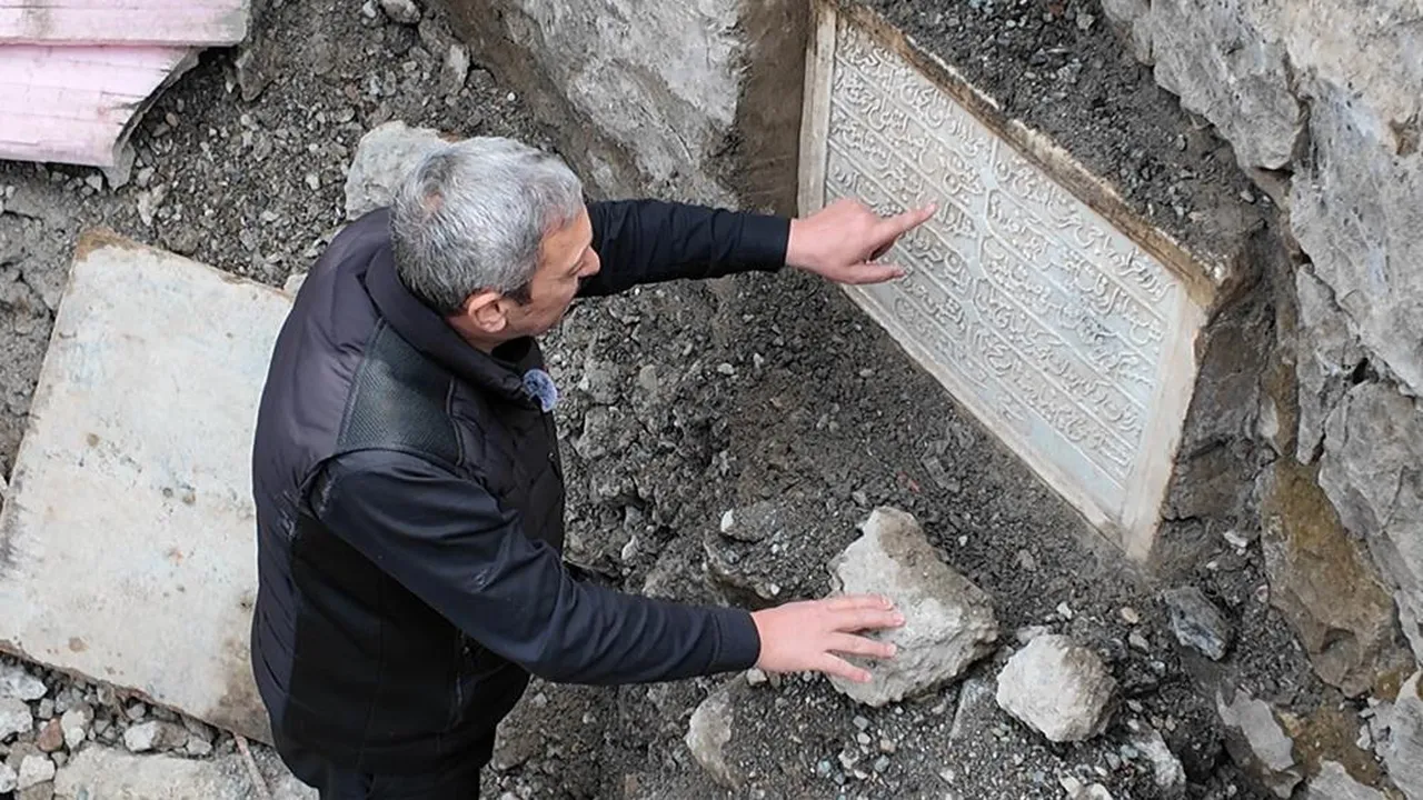 1960'da tamamen kapatılmıştı! Yol çalışmasında kitabe çıktı, sırrı çözüldü