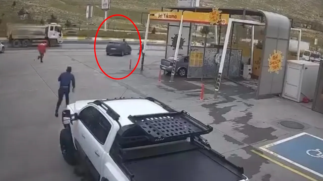 Akaryakıt istasyonunda el freni unutulan otomobil anayola böyle ilerledi