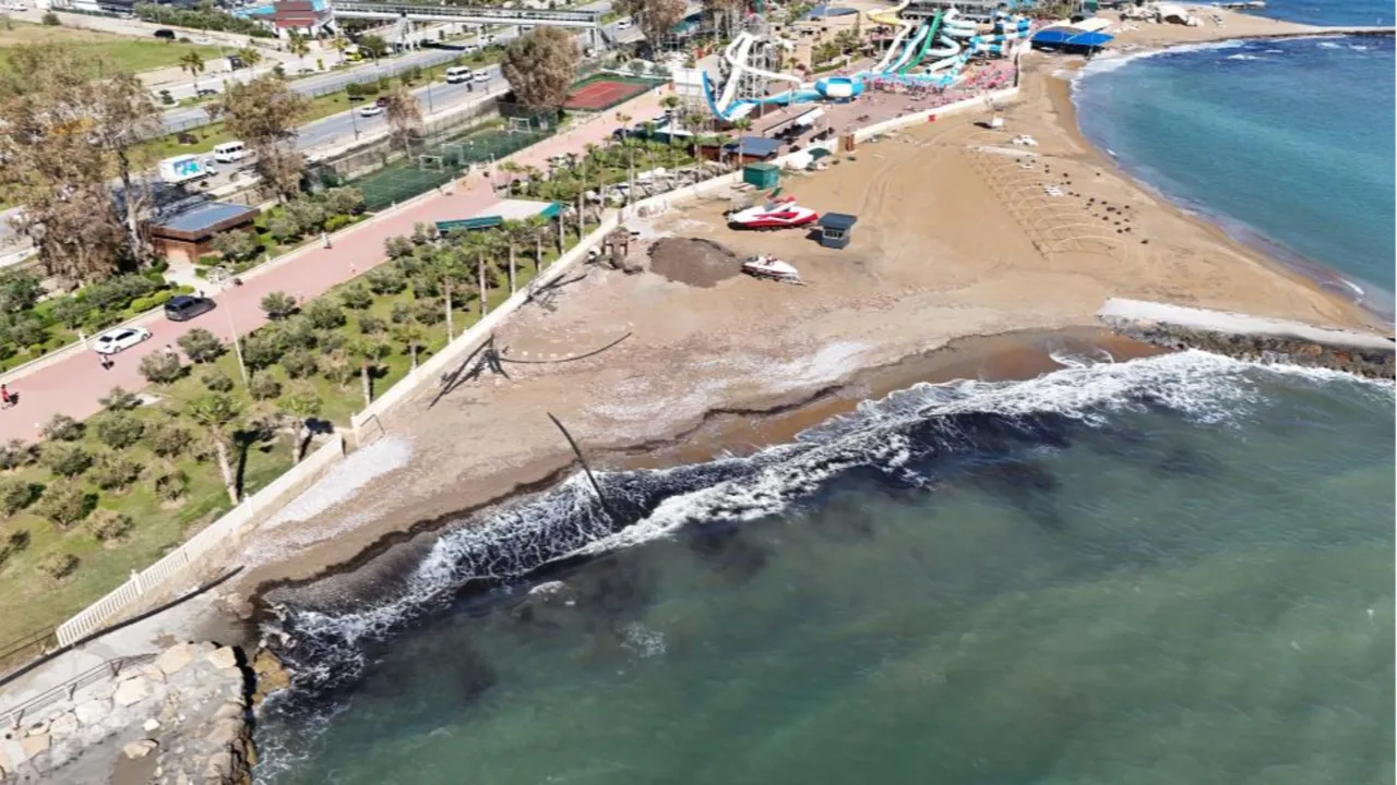 Antalya'da sahilde tedirgin eden görüntü! Gerçek bakın ne çıktı