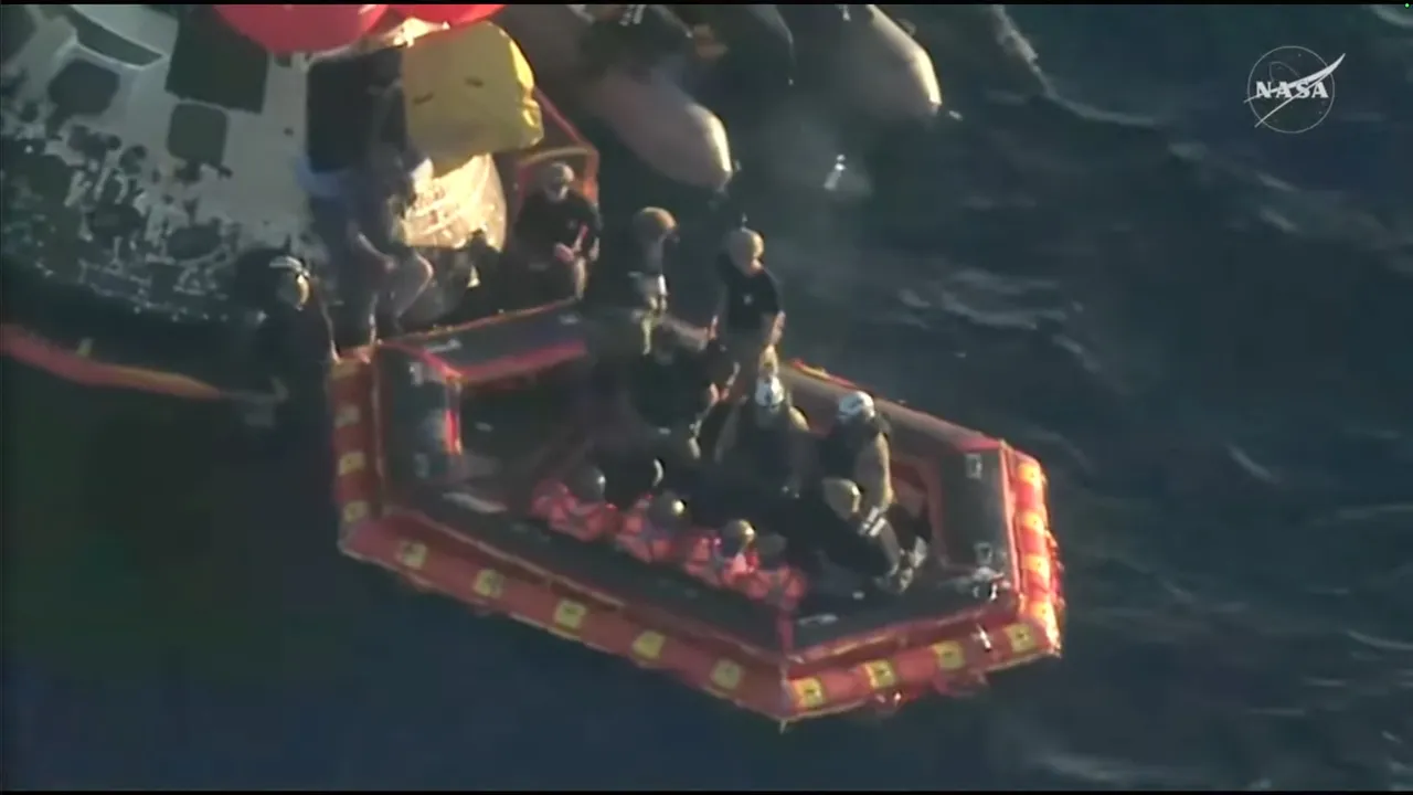 işirilebilir "ön sundurma" platformunun kapsüle başarıyla sabitlenmesinin ardından mürettebat üyeleri tek tek dışarı çıktı. Geleneklere uygun olarak, görev komutanı Reid Wiseman uzay aracını terk eden en son isim oldu.