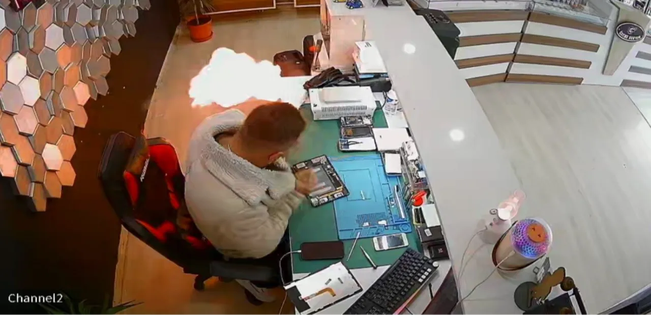 Bayburt'ta şişen telefon bataryası bomba gibi patladı! O anlar kamerada