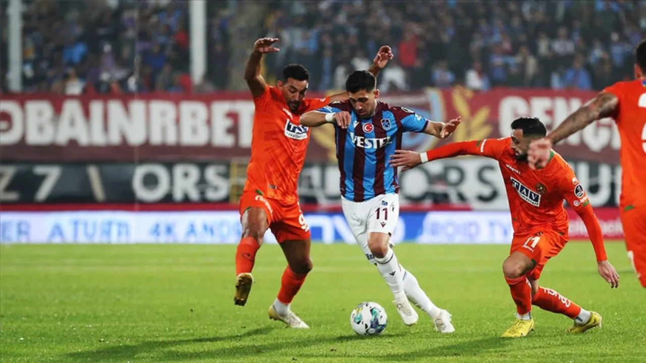 Canlı yayın bilgileri ve muhtemel 11'ler! Alanyaspor-Trabzonspor maçı nerede izlenir, hangi kanalda?