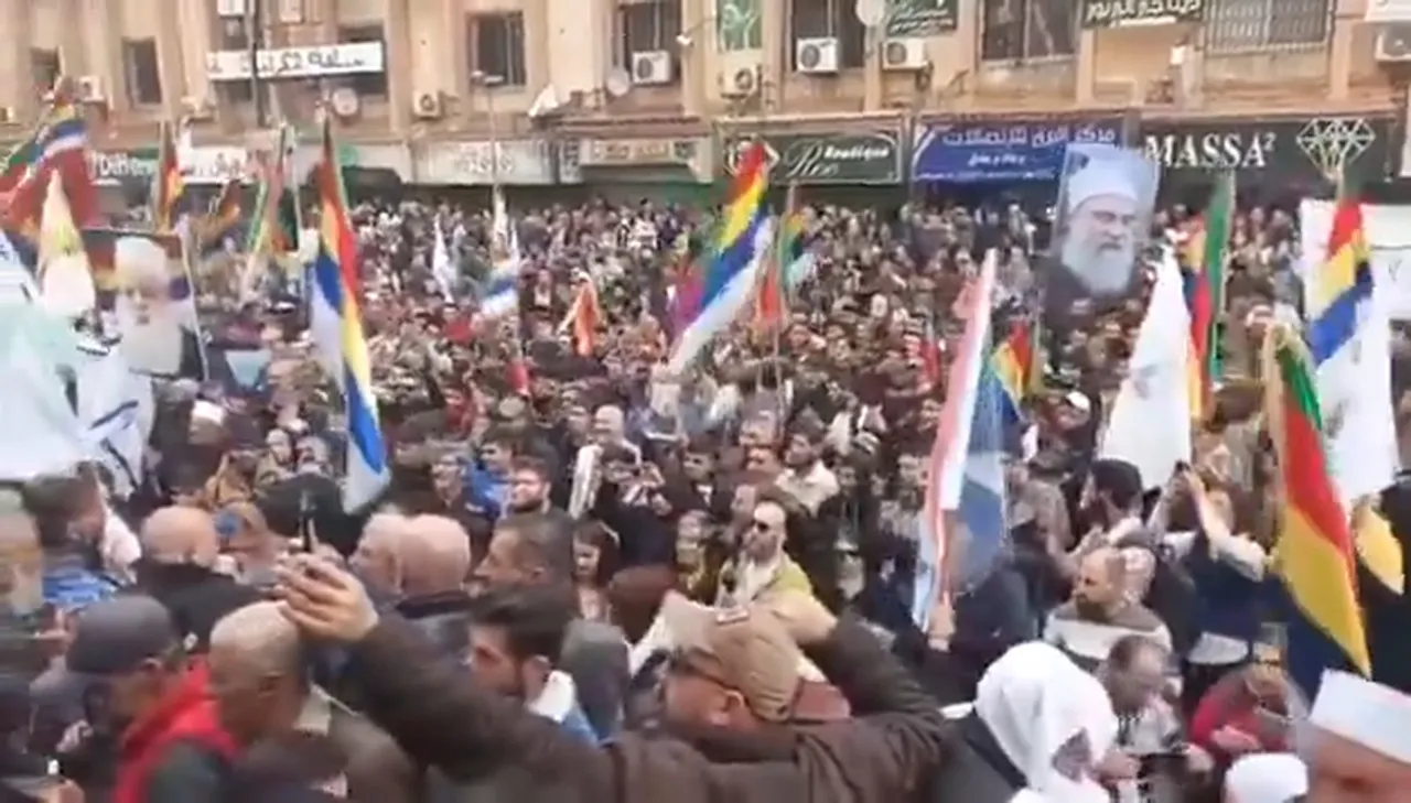 Ellerinde İsrail bayrakları ve Netanyahu posterleriyle sokağa indiler: Burası İsrail değil Suriye!