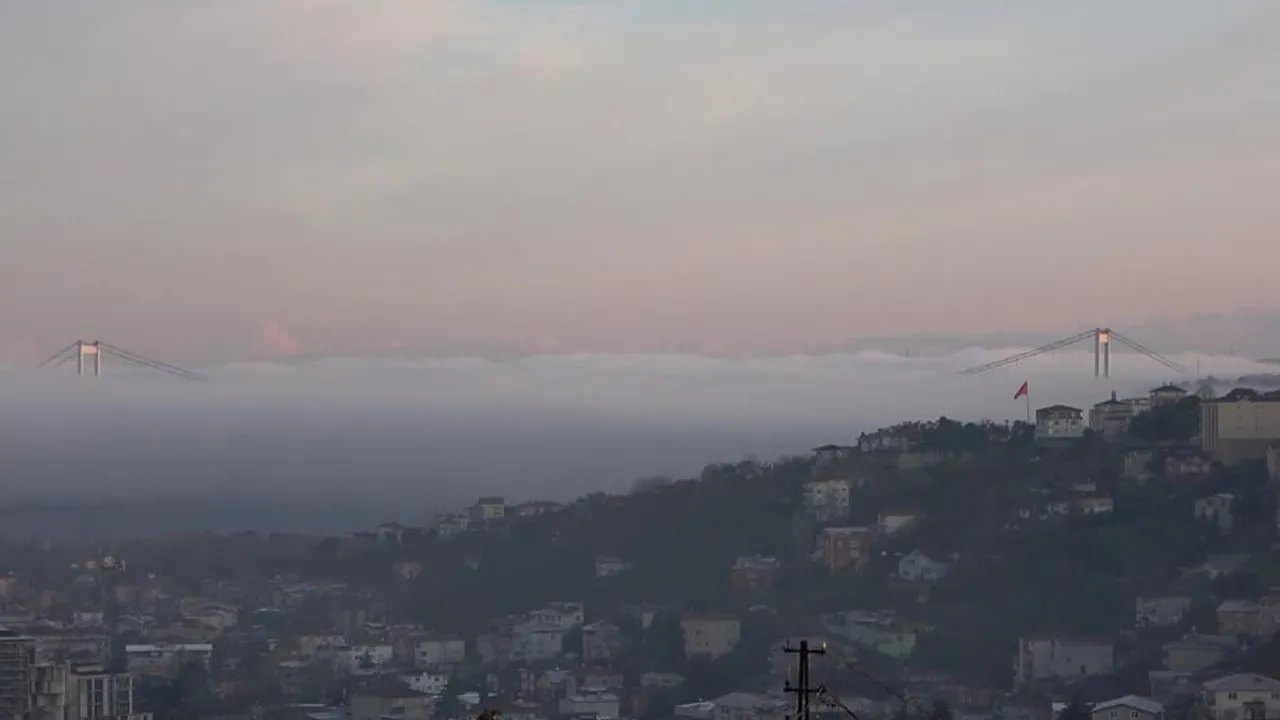 İstanbul'da ilginç sabah! Fatih Sultan Mehmet Köprüsü sisten kayboldu 