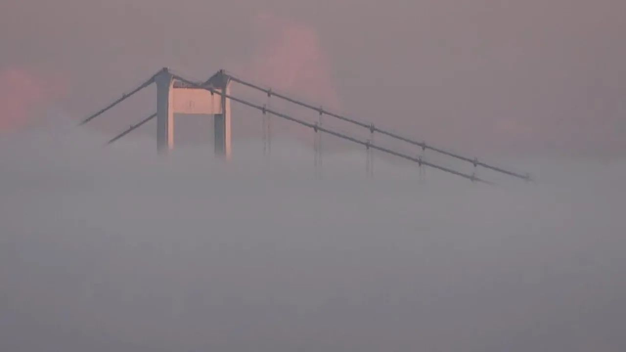 İstanbul'da ilginç sabah! Fatih Sultan Mehmet Köprüsü sisten kayboldu