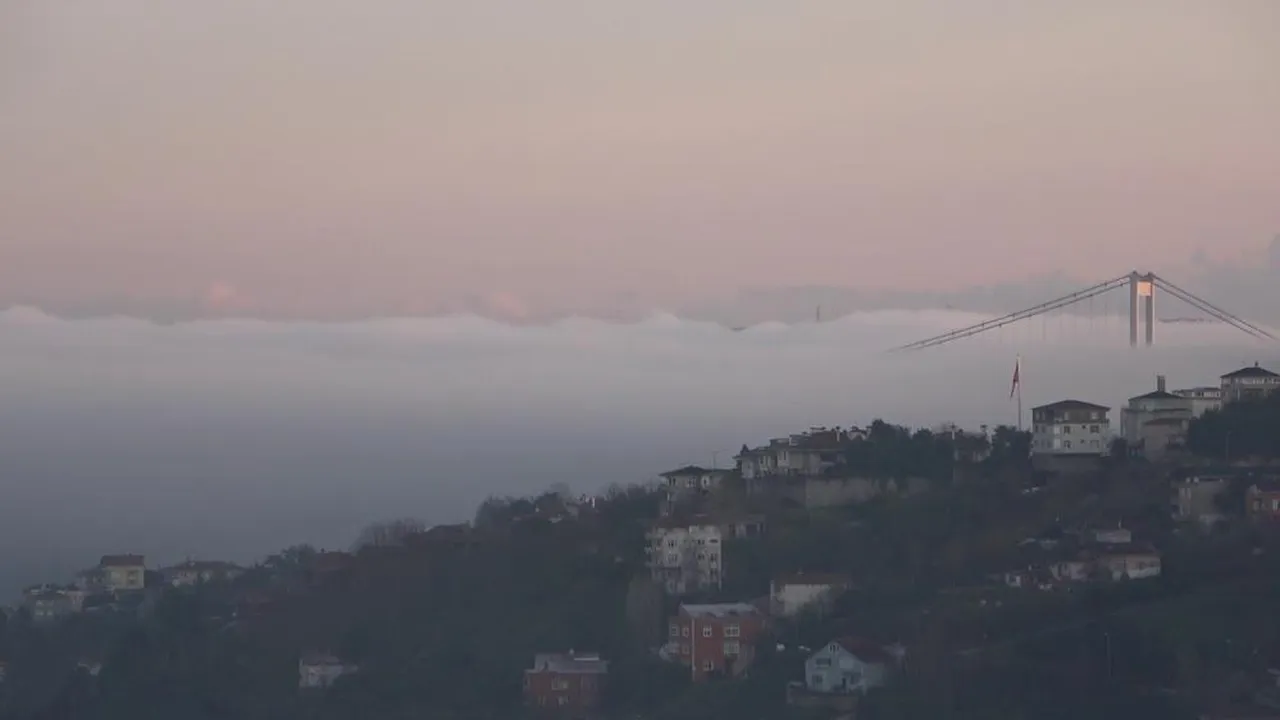 İstanbul'da ilginç sabah! Fatih Sultan Mehmet Köprüsü sisten kayboldu