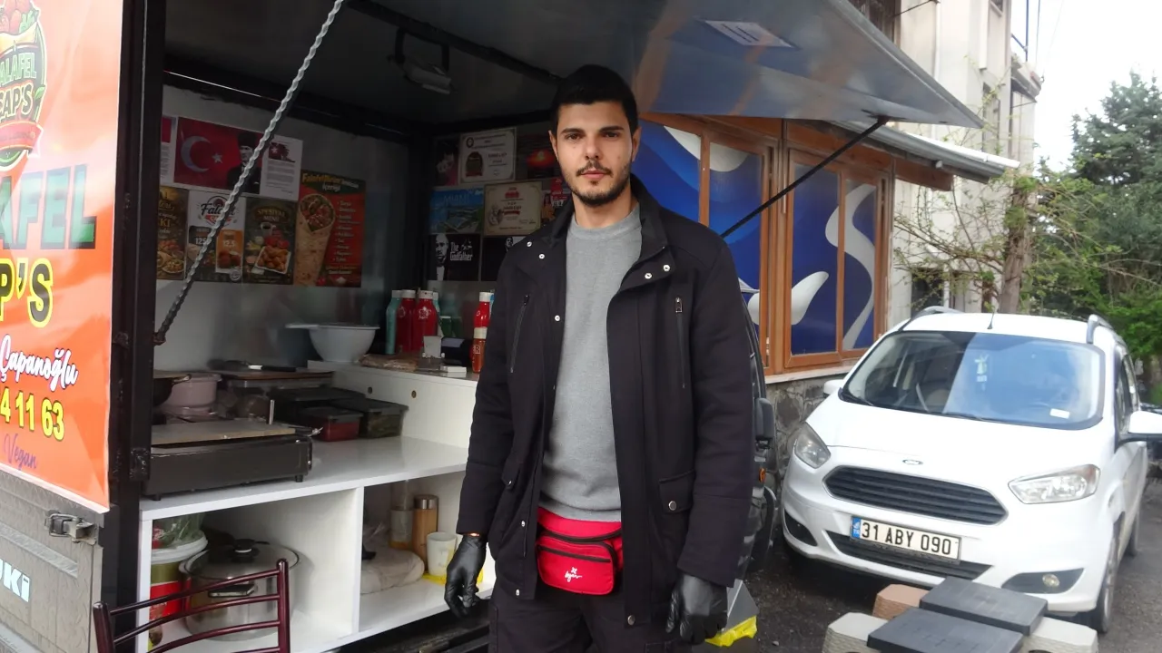 İzlediği videolara özendi, kendi işini kurdu! 1,5 metrekarede ekmek parası kazanıyor