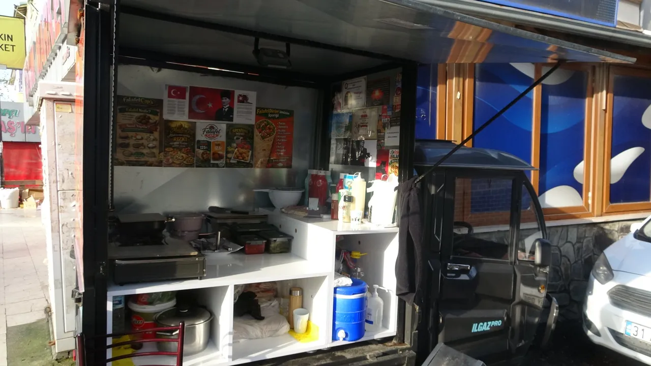 İzlediği videolara özendi, kendi işini kurdu! 1,5 metrekarede ekmek parası kazanıyor