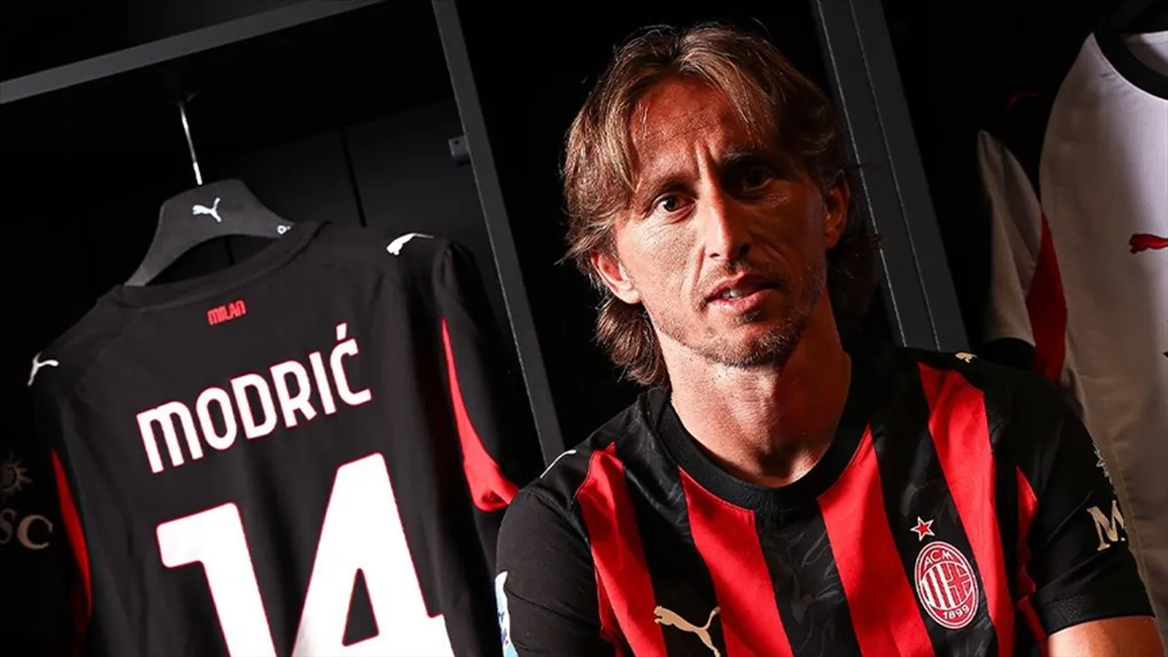 Luka Modrid, Milan'da 14 numaralı formayı giyiyor.