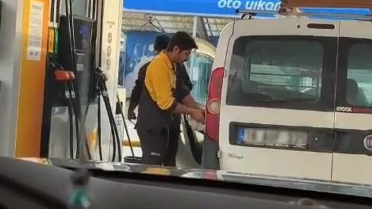 Plakayı okuyamadı, fişe  Putin  yazdı! Ruslara kahkaha attıran olay işsiz bıraktı