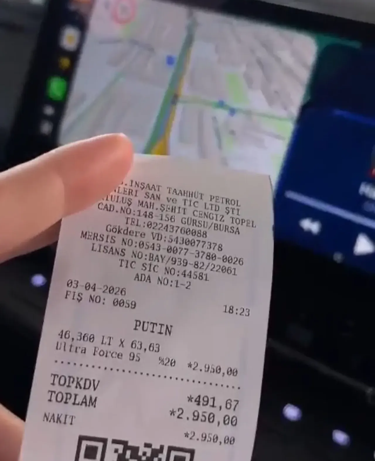 Plakayı okuyamadı, fişe  Putin  yazdı! Ruslara kahkaha attıran olay işsiz bıraktı