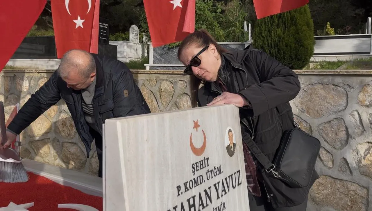 Şehidin hatırası çalındı! Ailesi mezar ziyaretinde yıkıldı: Yine bir travma yaşadık